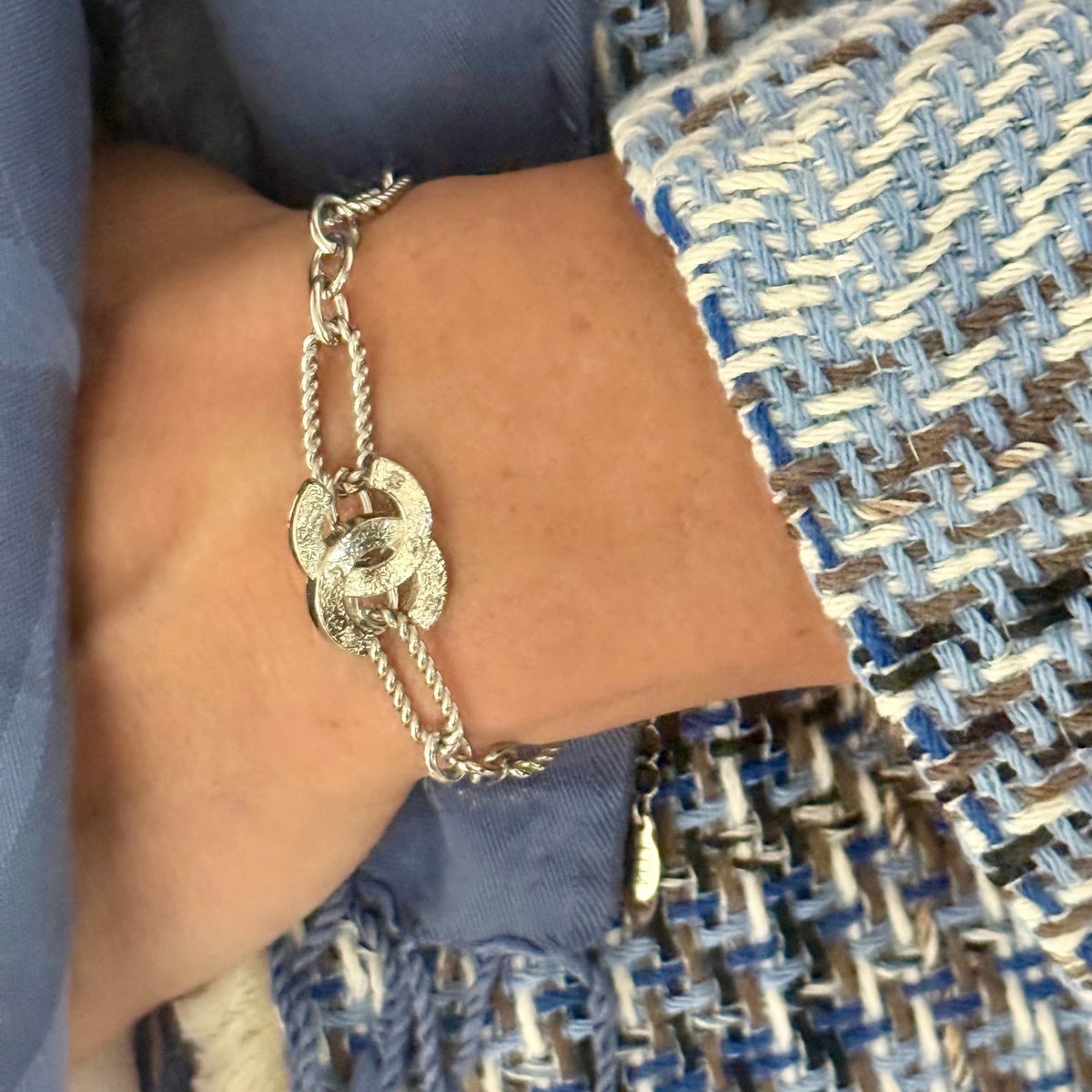 Cadena Fígaro que alterna un eslabón largo con tres eslabones más pequeños en pulsera artesanal EOS UPCYCLING