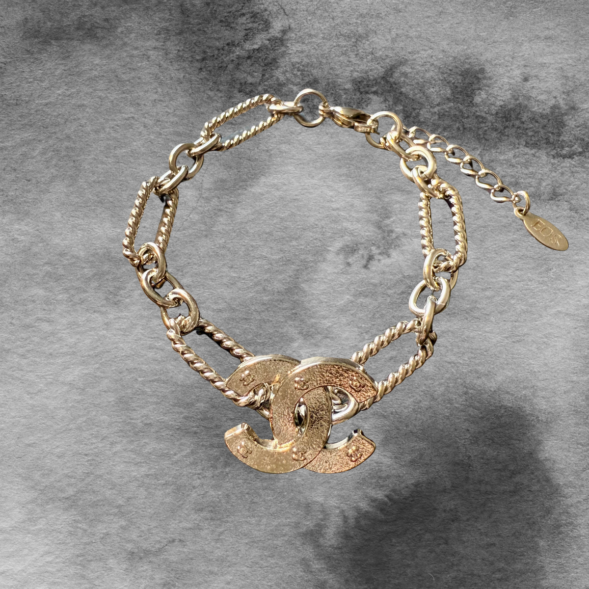 Pulsera artesanal diseñado por EOS UPCYCLING hecho a mano con botón CHANEL recuperado