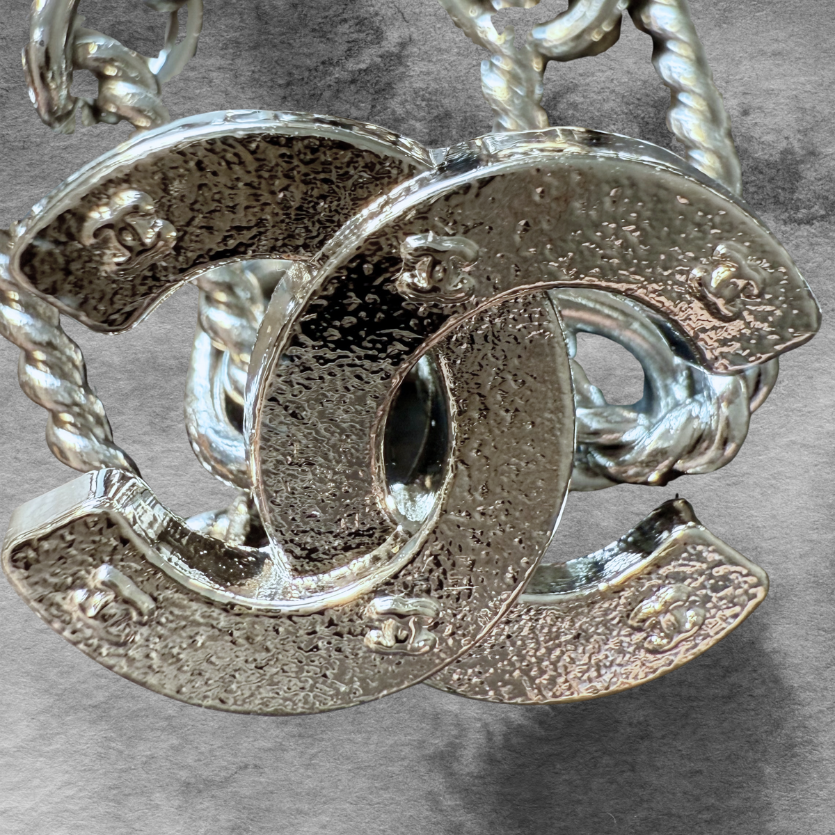 Detalle del botón CHANEL recuperado y transformado en pulsera artesanal y hecha a mano por EOS UPCYCLING