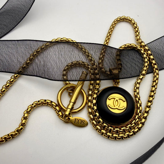 Collar artesanal ALCIONE, pieza hecha a mano por EOS UPCYCLING. Un regalo original para una mujer elegante.