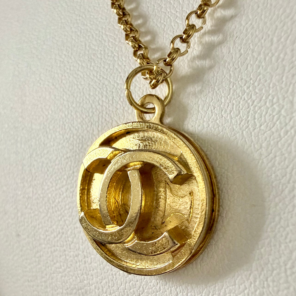 Detalle del botón de alta costura recuperado y reciclado en collar artesanal AMORGO, hecho a mano por EOS UPCYCLING.