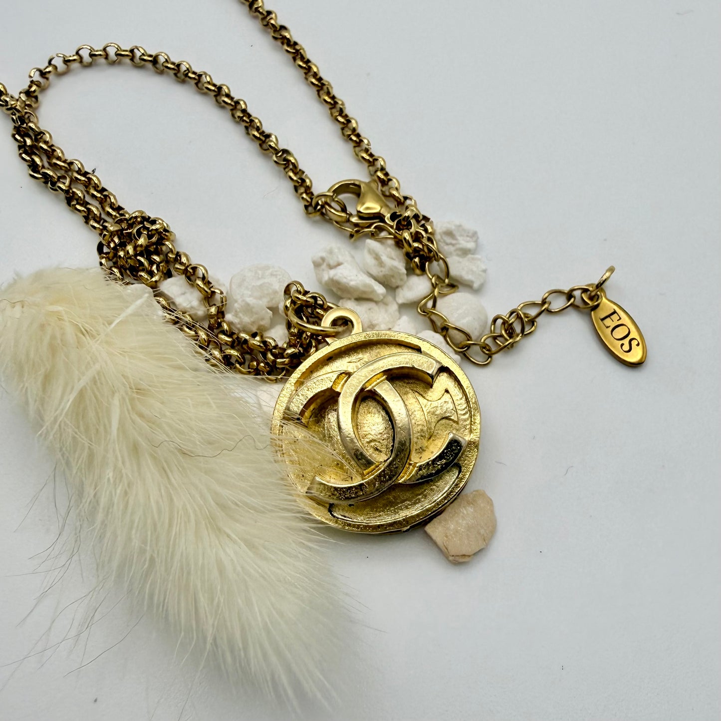 Joya artesanal AMORGOS con botón CHANEL recuperado y reciclado, una creación única por EOS UPCYCLING.