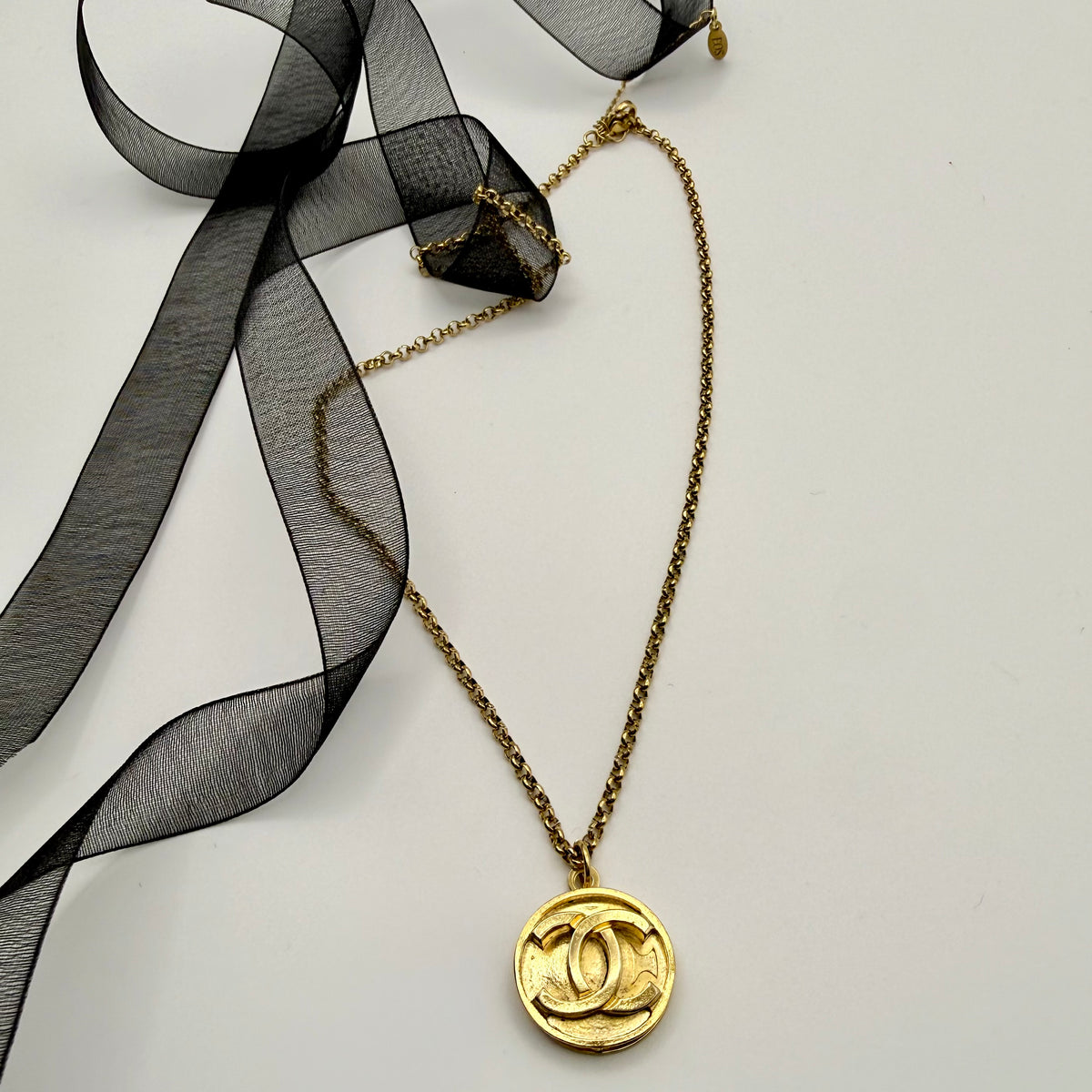 Collar artesanal EOS UPCYCLING hecho a mano con botón de marca de lujo recuperado. Regalo original para una mujer elegante.
