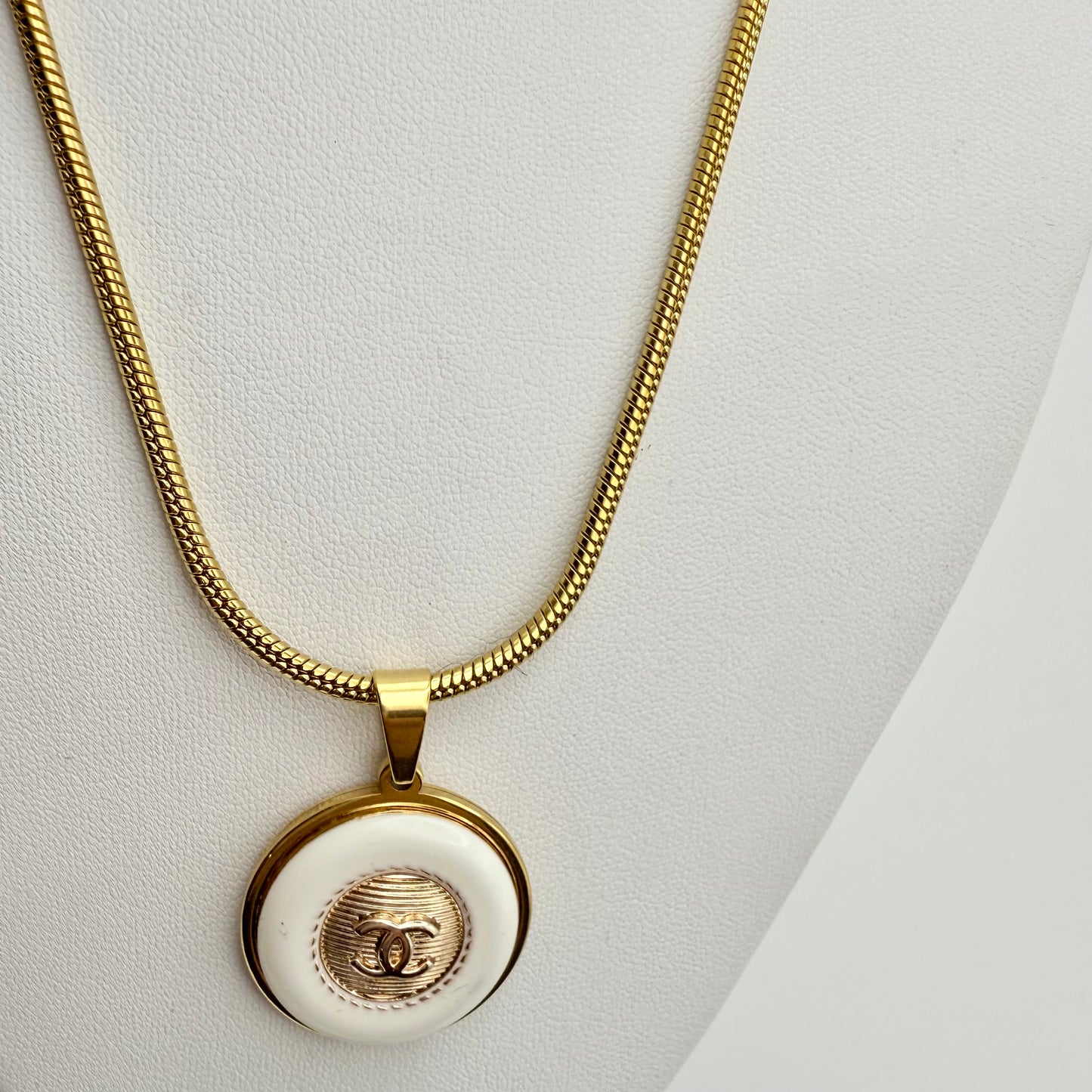 Collar PASIFAE hecho a mano con botón recuperado