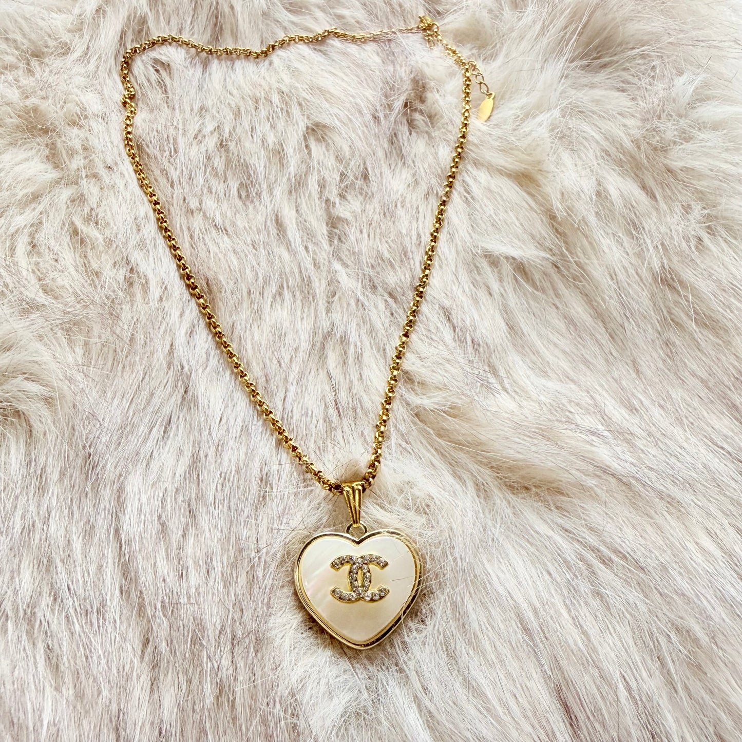 Collar DAERA hecho a mano con botón recuperado por EOS UPCYCLING, una joya para regalar a una mujer.