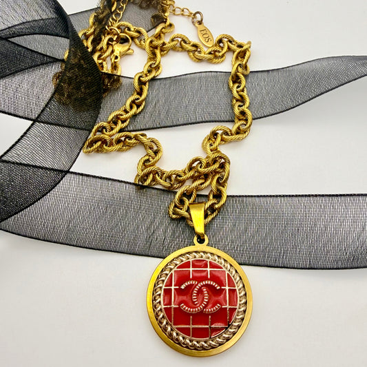 Collar artesanal EOS UPCYCLING hecho a mano con botón de marca de lujo recuperado.