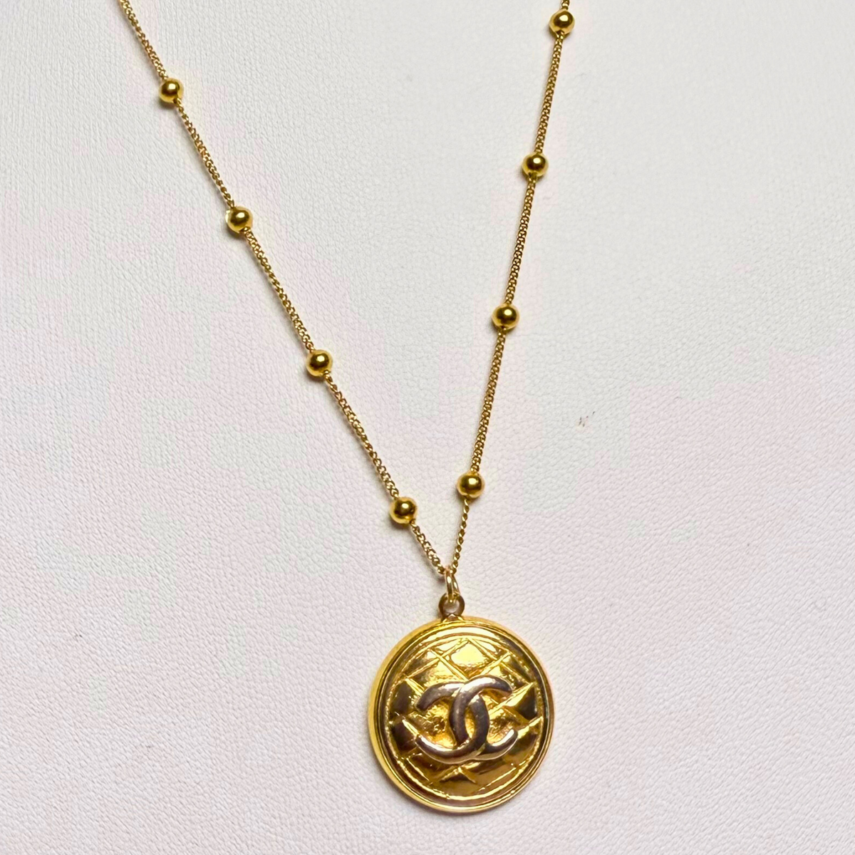 Collar artesanal EZIS, pieza hecha a mano por EOS UPCYCLING. Un regalo personalizado para una mujer chic y con estilo.
