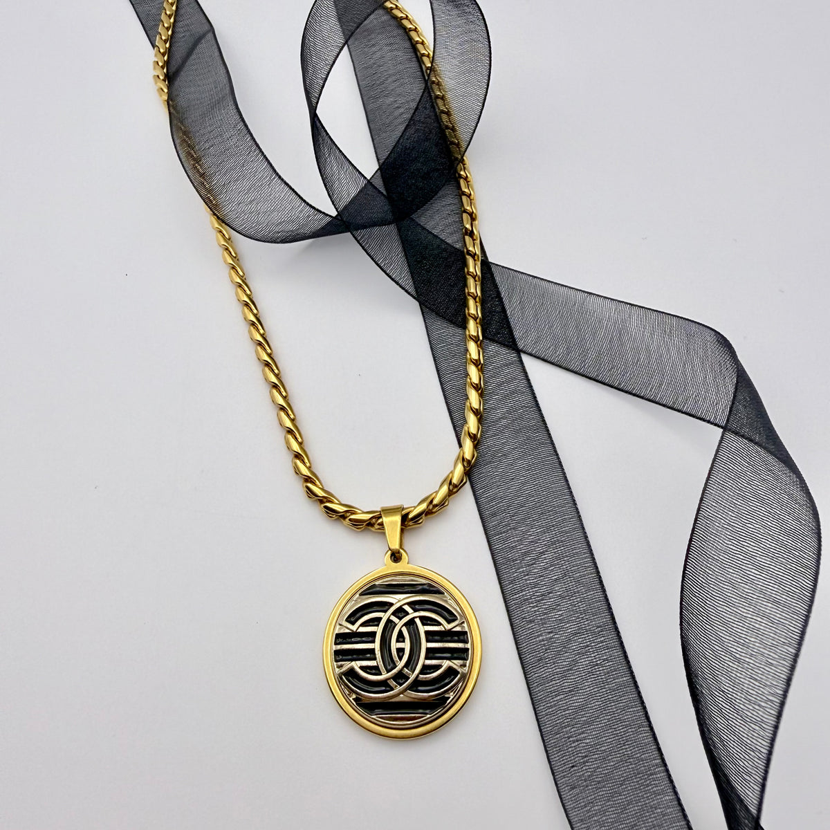 Collar artesanal de upcycling FANNI, pieza hecha a mano por EOS UPCYCLING.