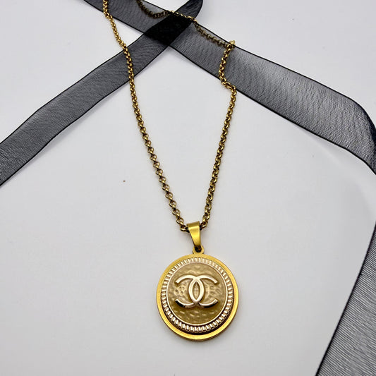Joya artesanal sostenible con botón CHANEL reciclado, hecho a mano por EOS UPCYCLING. Una pieza elegante y original
