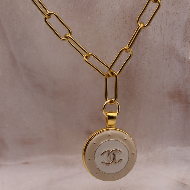 LAQUESIS necklace
