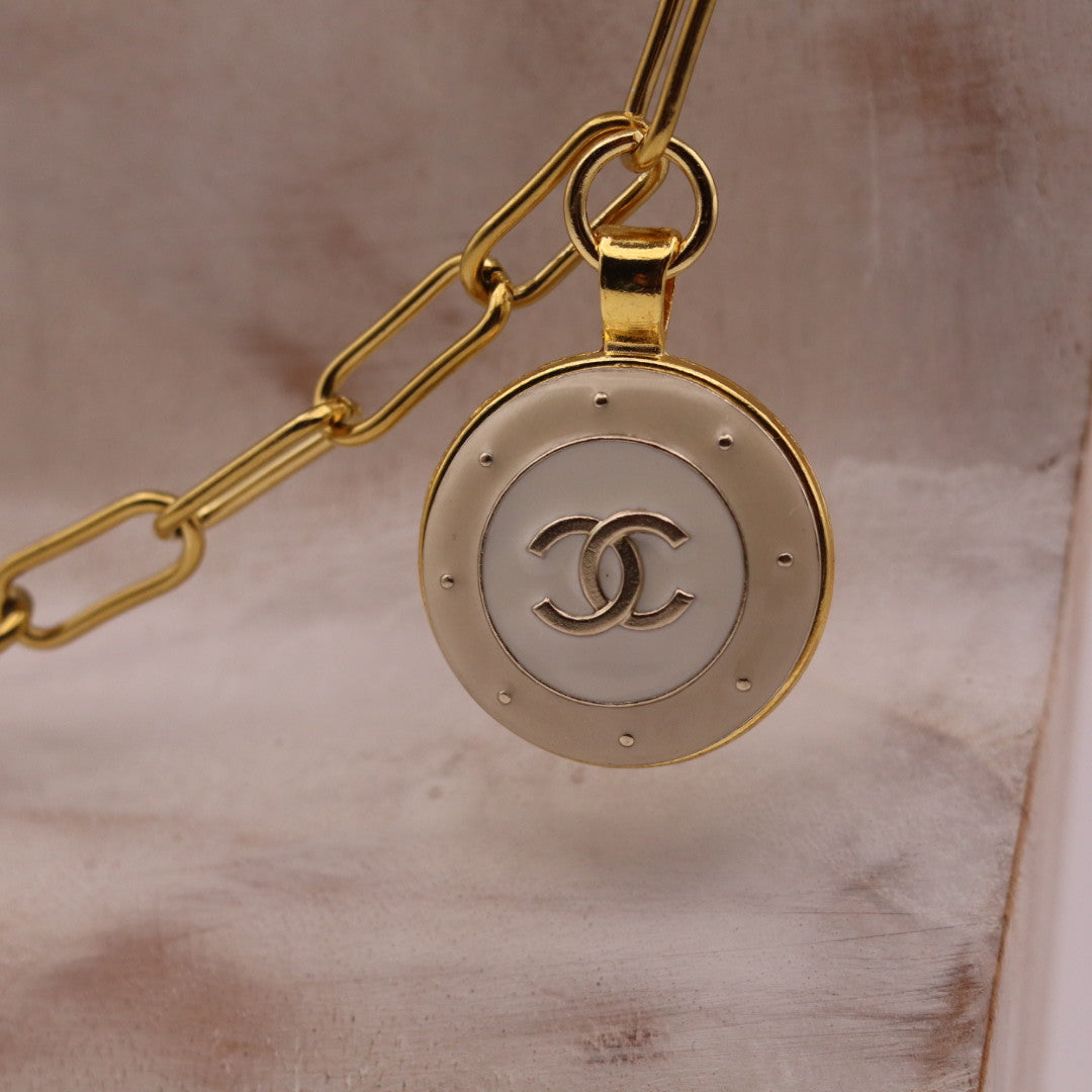 LAQUESIS necklace