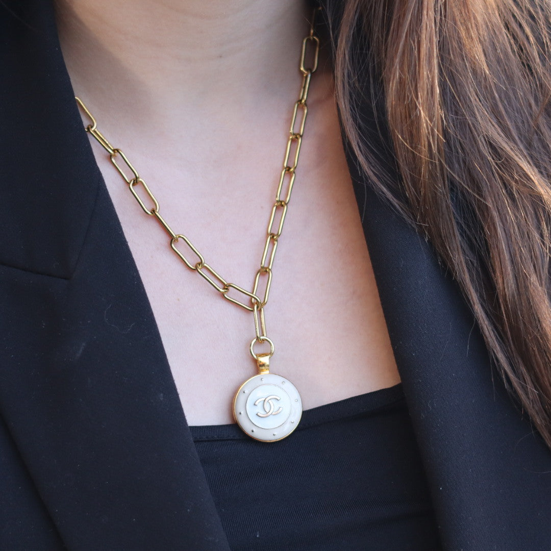 LAQUESIS necklace