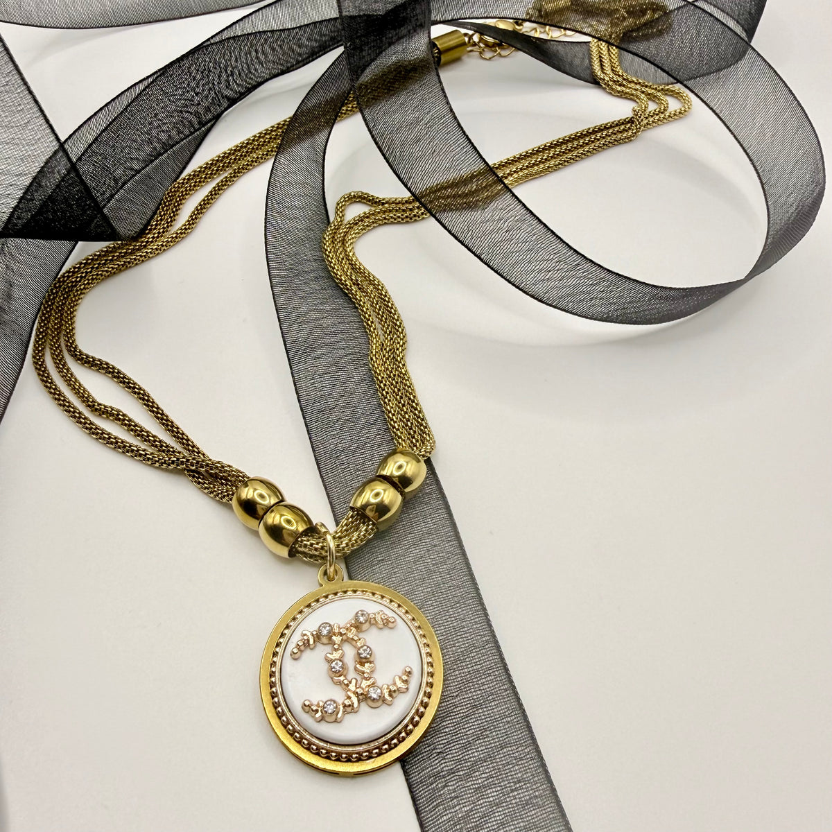 Collar artesanal ITACA hecho a mano con botón CHANEL recuperado