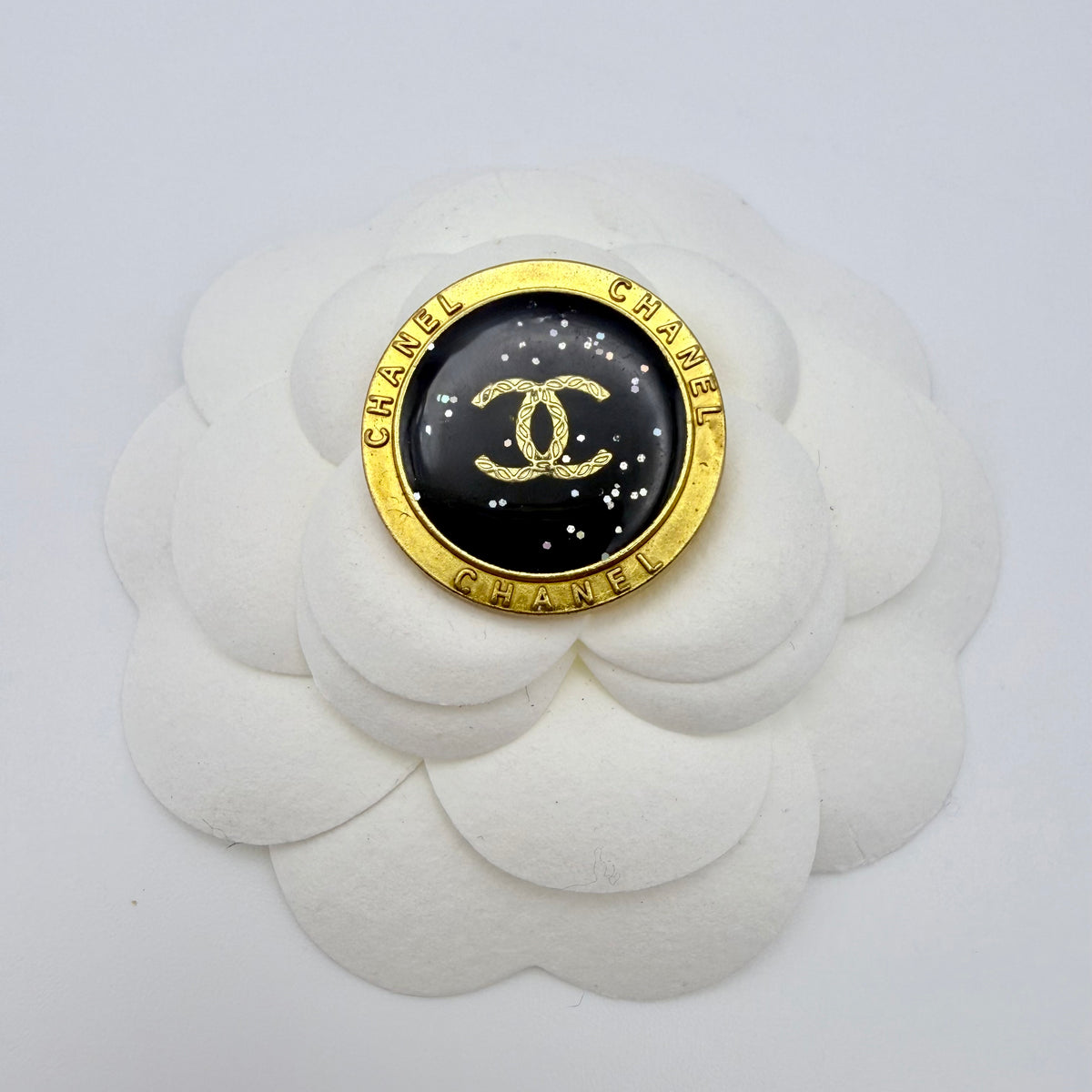 Botón recuperado de prenda de alta costura Chanel para darle otra vida en un collar hecho a mano.