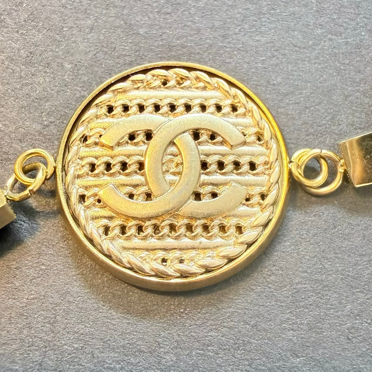 Detalle del botón CHANEL recuperado en collar artesanal LEMNOS creada a mano por EOS UPCYCLING