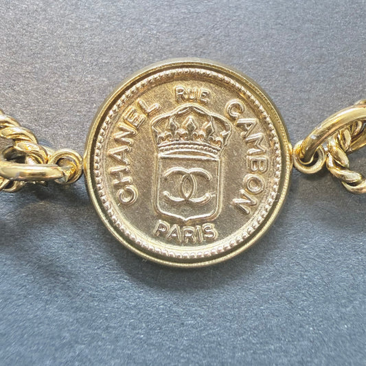 Detalle del botón de alta costura recuperado y reciclado en pulsera artesanal LISA hecho a mano por EOS UPCYCLING.