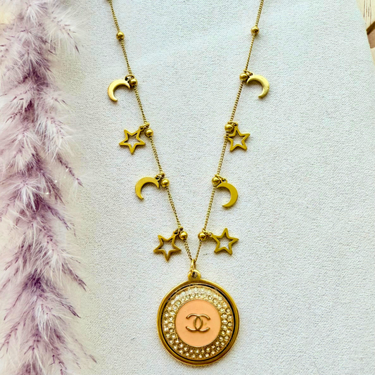 Cadena con bolas y con cuentas en forma de sol y luna, en collar artesanal MELINOE, hecho a mano por EOS UPCYCLING.