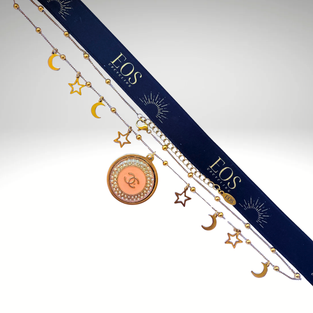 Collar artesanal EOS UPCYCLING hecho a mano con botón de marca de lujo recuperado.