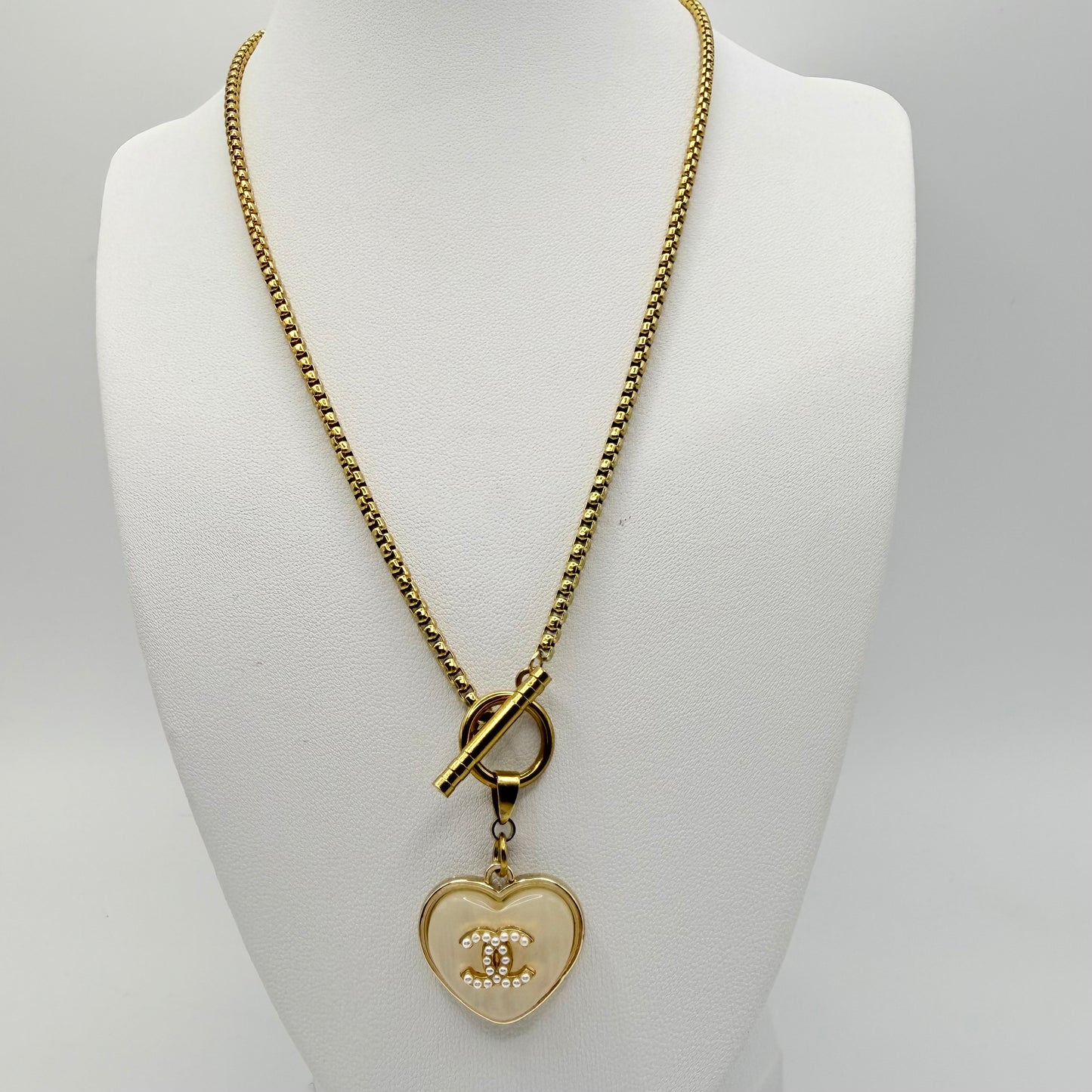 Joya artesanal hecho a mano por EOS UPCYCLING con botón recuperado de marca de alta costura. Regalo personalizado para una mujer.