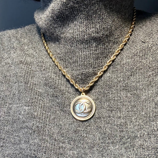 Joya artesanal EOS UPCYCLING, elegante y sostenible. Un regalo personalizado para una mujer con estilo.