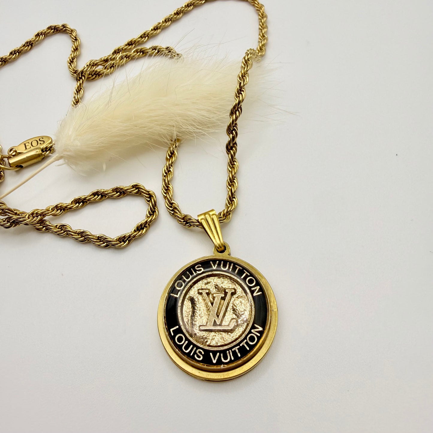 Collar artesanal PEITO, pieza única hecha a mano.