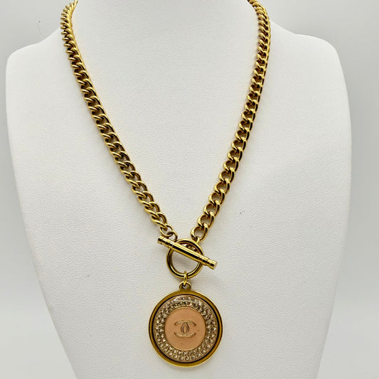 Collar artesanal SELENE, pieza hecha a mano por EOS UPCYCLING. Una joya original para regalar a una mujer elegante.