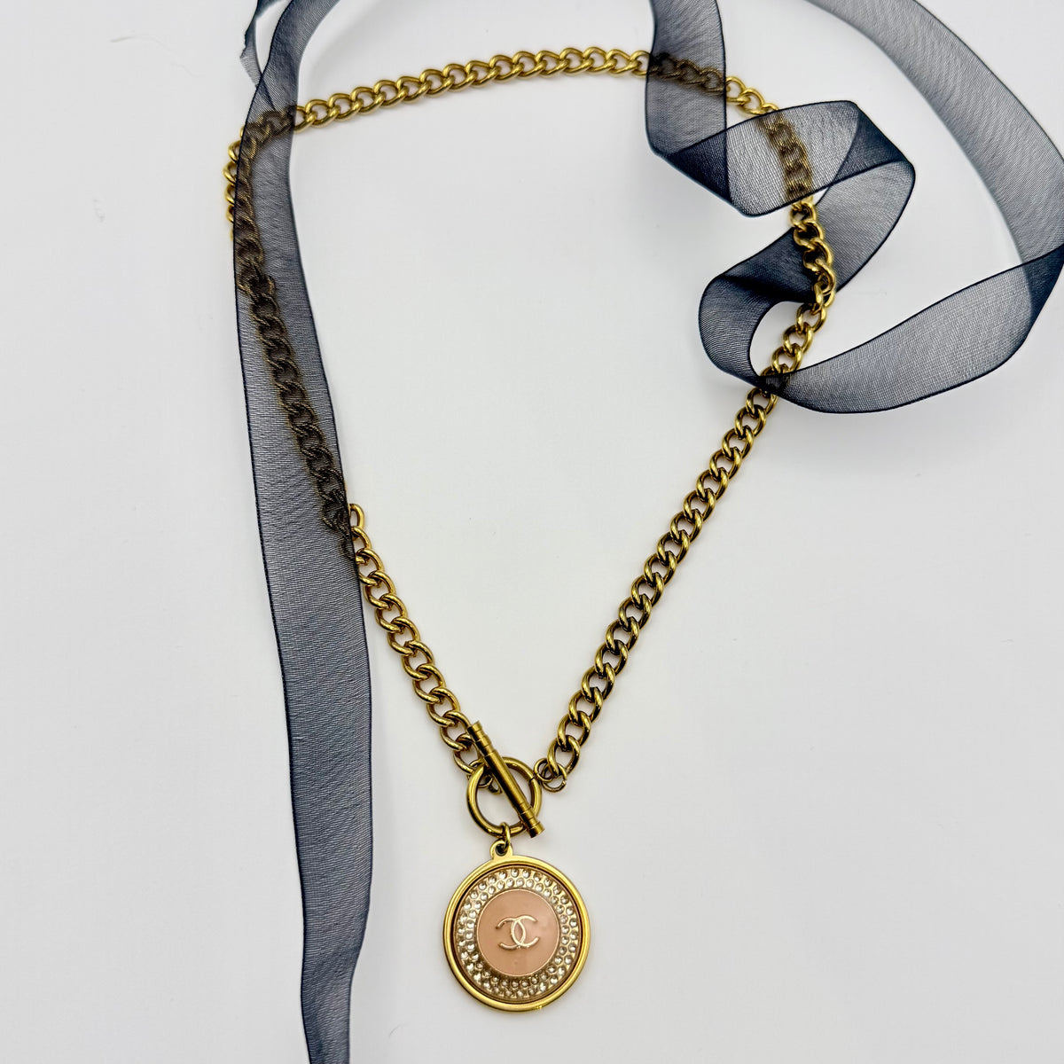 Collar artesanal EOS UPCYCLING hecho a mano con botón de marca de lujo recuperado