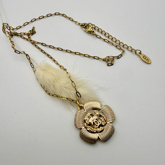 Cadena fina con eslabones rectangulares en collar artesanal SOTERIA. Una joya original para regalar a una mujer.