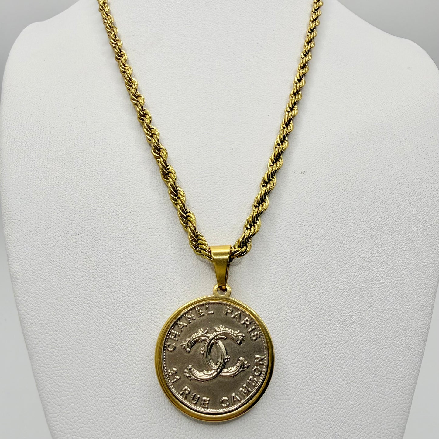 Collar artesanal TERA, pieza única hecha a mano por EOS UPCYCLING con botón de marca de lujo recuperado.