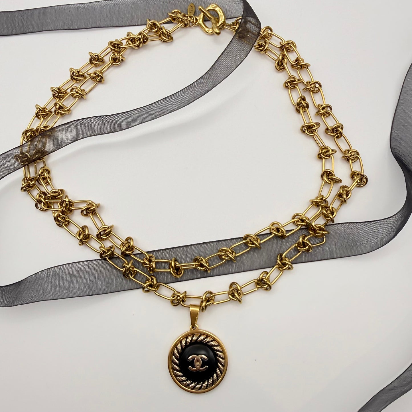 Collar artesanal TISIFONE, joya única y sostenible, una creación única por EOS UPCYCLING. Una joya original para regalar a una mujer.