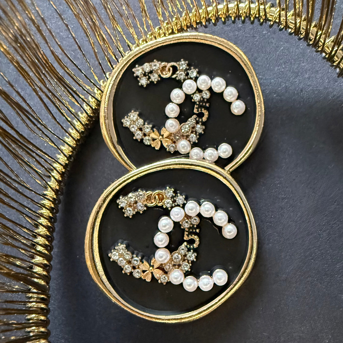 Detalle del botón CHANEL en collar artesanal GAIA