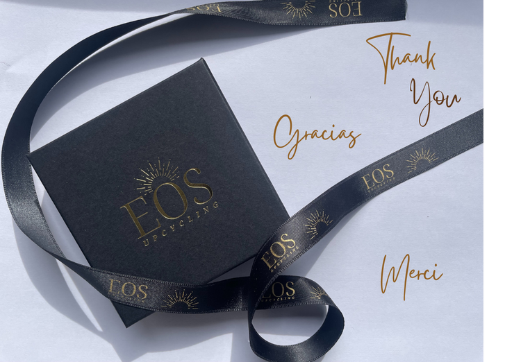 Piezas con historias ya vendidas. Una caja elegante de EOS UPCYCLING con mensajes de agradecimientos en varios idiomas. 