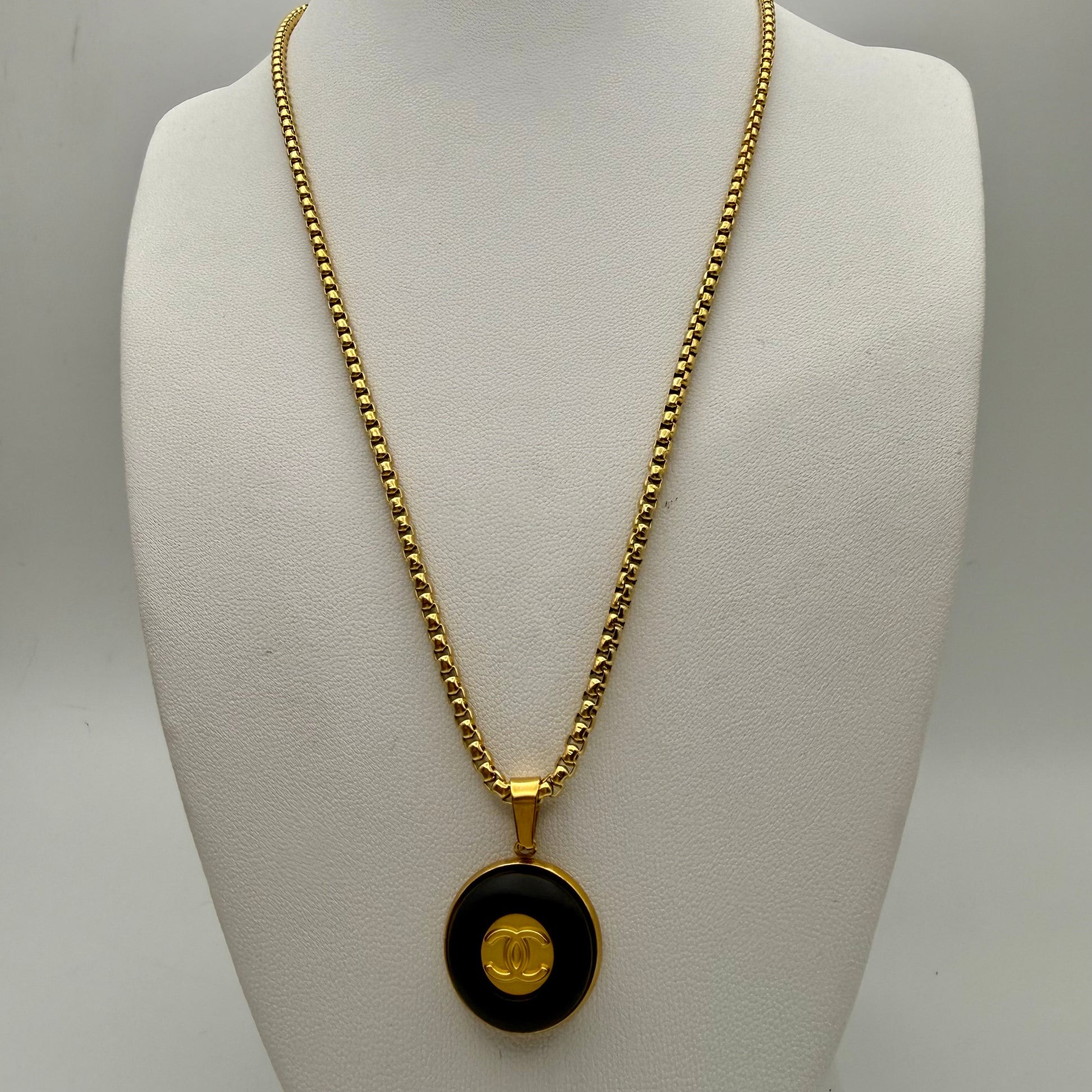 Cadena Veneciana redonda en collar artesanal ALCIONE. Un collar elegante hecho a mano por EOS UPCYCLING con un botón recuperado de alta costura. 