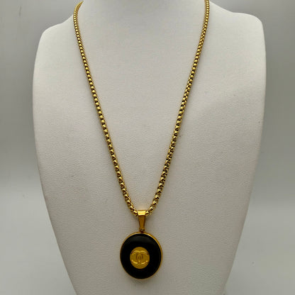 Cadena Veneciana redonda en collar artesanal ALCIONE. Un collar elegante hecho a mano por EOS UPCYCLING con un botón recuperado de alta costura. 