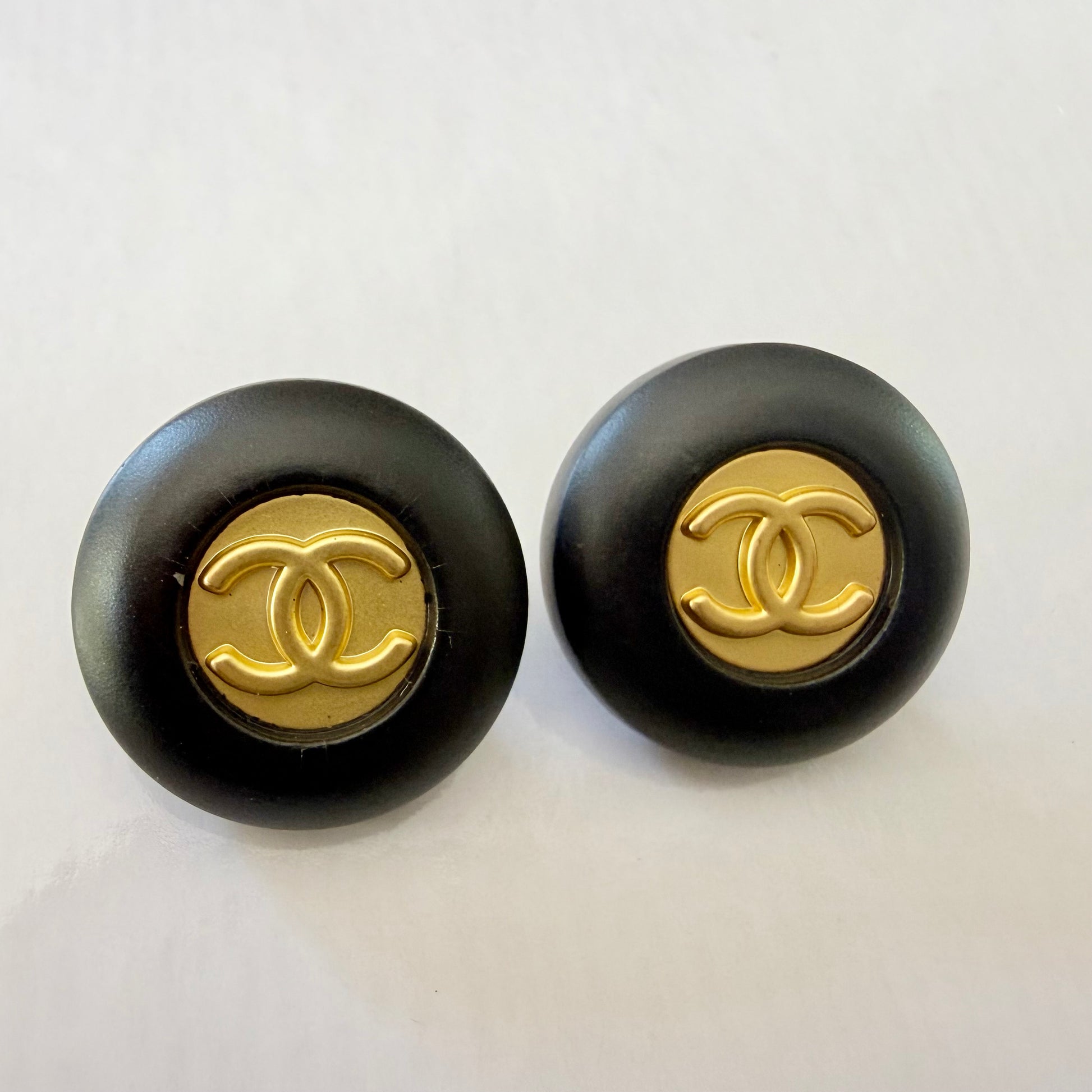 Botones recuperados de prenda de alta costura Chanel para darles otra vida en un collar hecho a mano. 