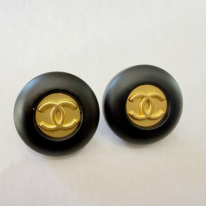 Botones recuperados de prenda de alta costura Chanel para darles otra vida en un collar hecho a mano. 