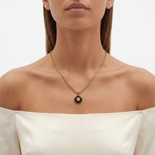 Collar artesanal EOS UPCYCLING  hecho a mano con botón de marca de lujo recuperado.
