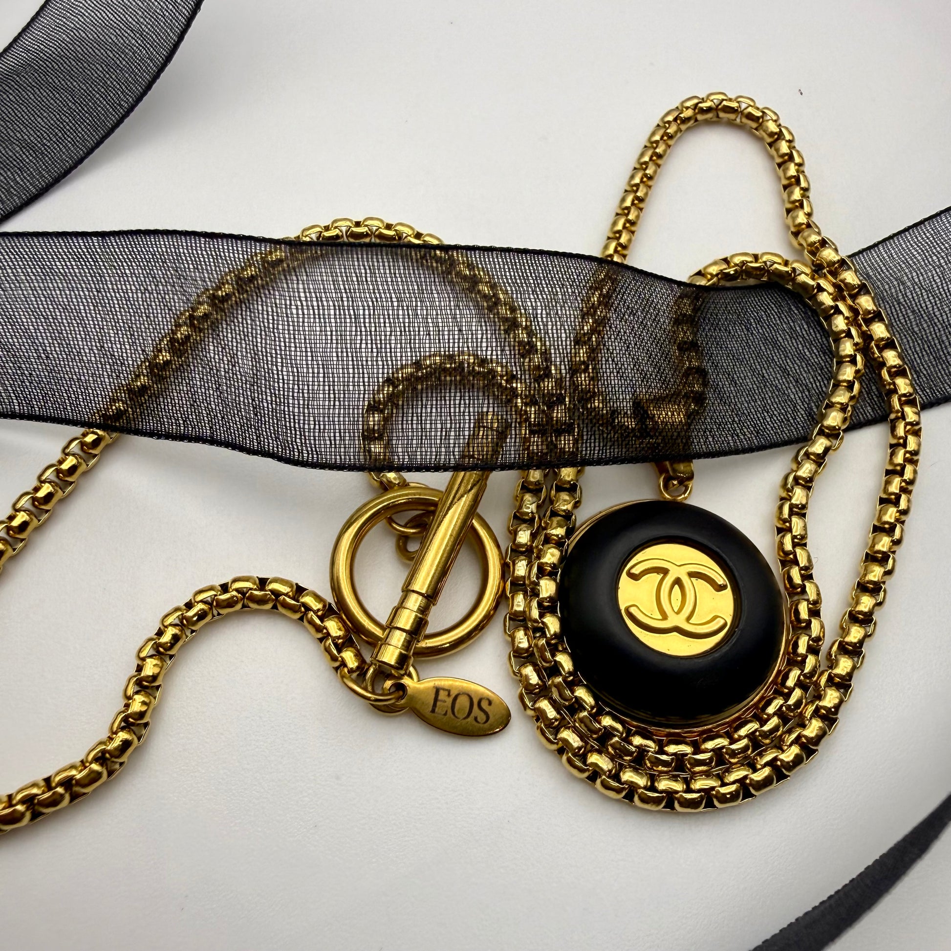 Collar artesanal ALCIONE, pieza hecha a mano por EOS UPCYCLING. Un regalo original para una mujer elegante.
