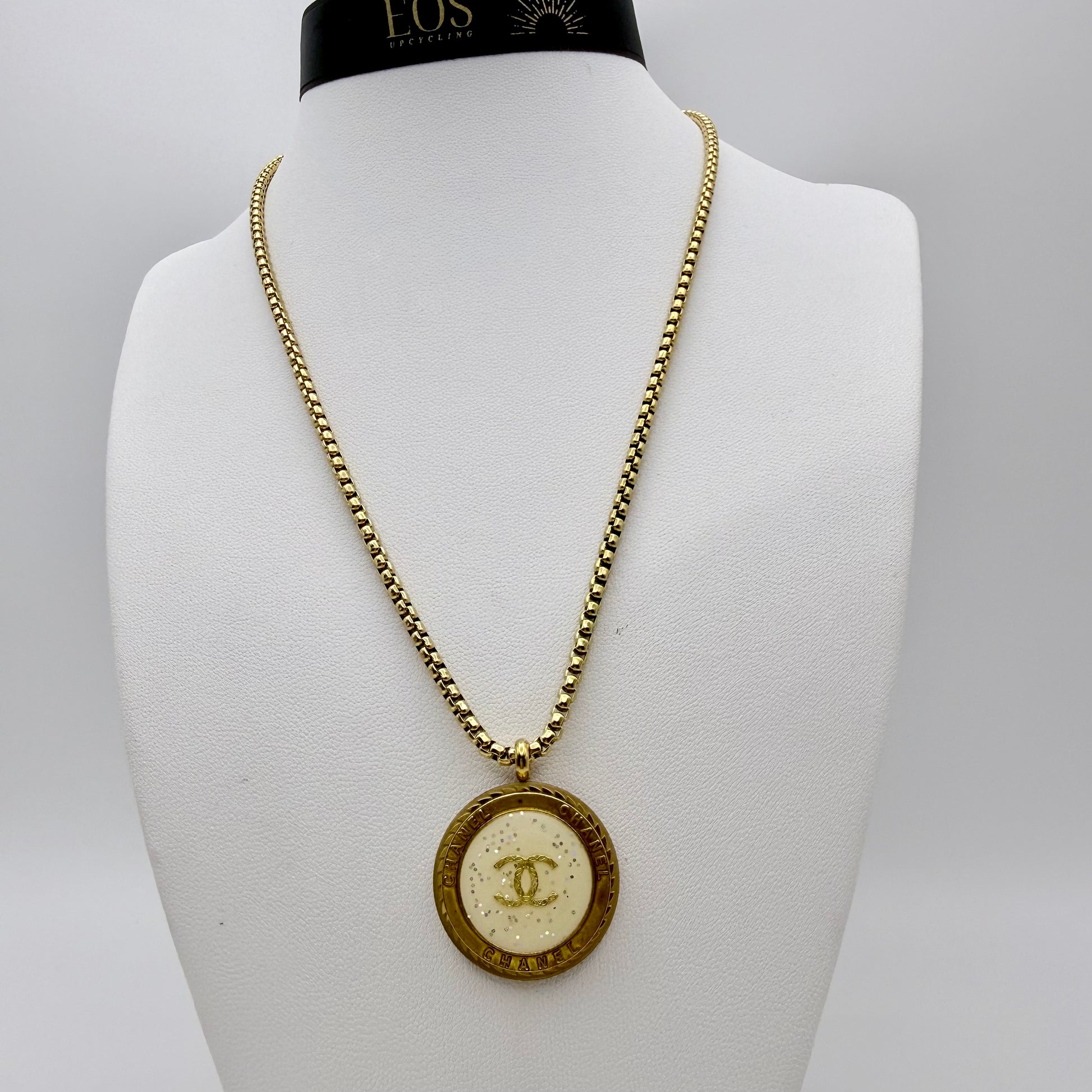 Collar artesanal, una joya única y sostenible con un botón de alta costura recuperado y con una cadena veneciana redonda en acero inoxidable.
