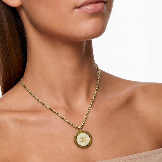 Joya artesanal EOS UPCYCLING, elegante y sostenible. Un regalo personalizado y original para una mujer con estilo. 