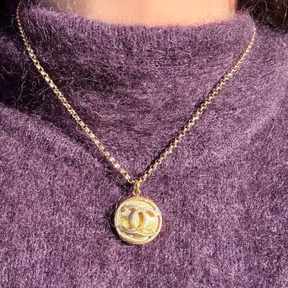 Joya artesanal EOS UPCYCLING, elegante y sostenible. Un regalo personalizado y original para una mujer con estilo.