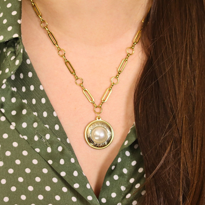 Joya artesanal EOS UPCYCLING, elegante y sostenible. Un regalo personalizado y original para una mujer con estilo. 