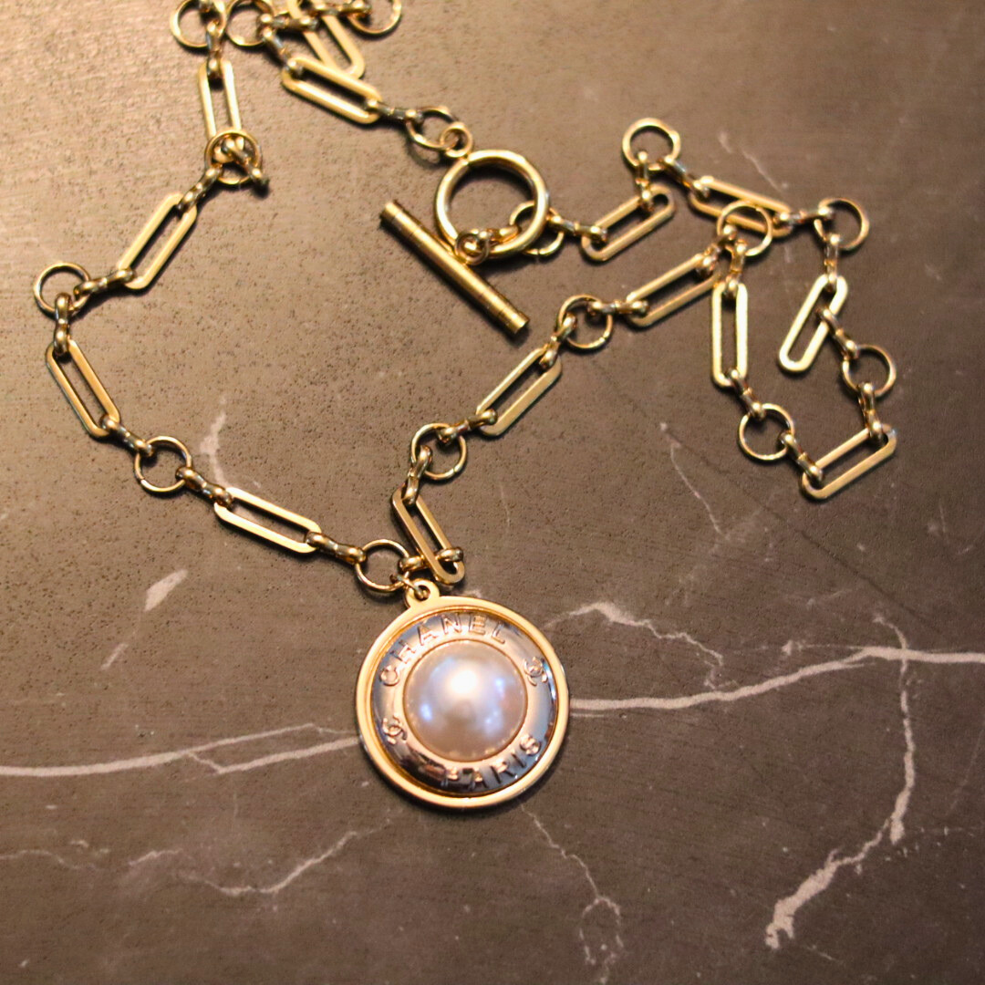 Cadena Fígaro en collar artesanal ANAIDEIA, hecho a mano por EOS UPCYCLING. 
