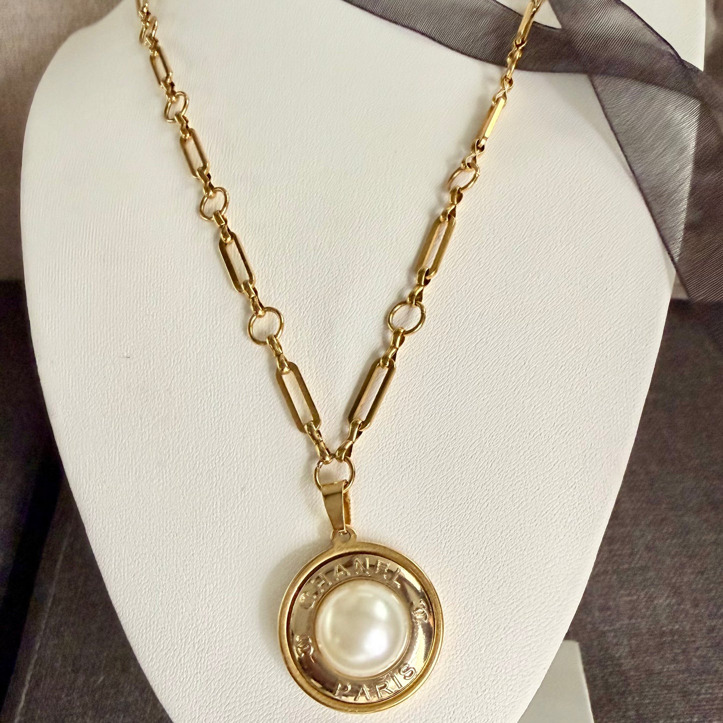 Collar artesanal ANAIDEIA, pieza hecha a mano por EOS UPCYCLING. Un regalo original para el cumpleaños de una mujer elegante. 
