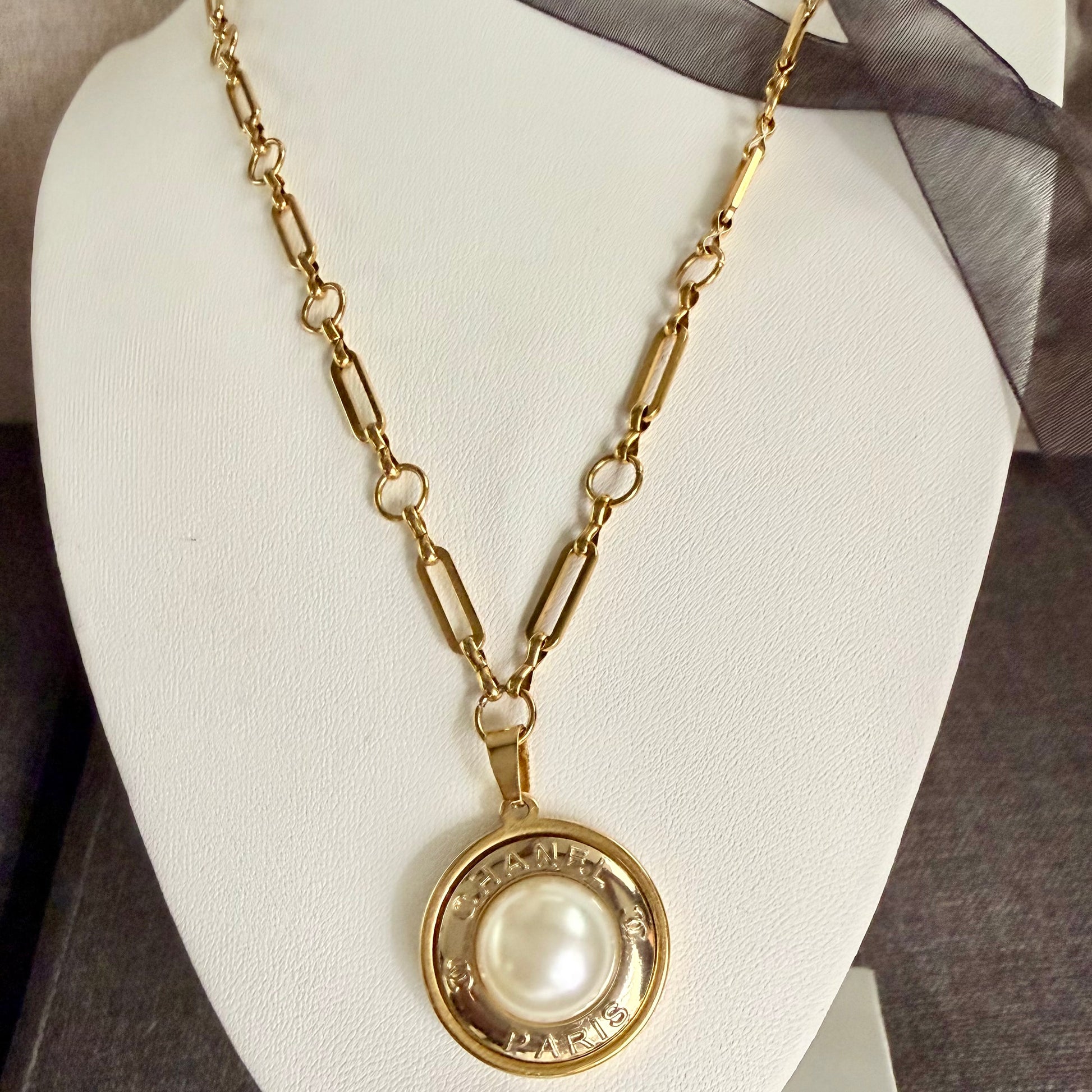 Collar artesanal ANAIDEIA, pieza hecha a mano por EOS UPCYCLING. Un regalo original para el cumpleaños de una mujer elegante. 
