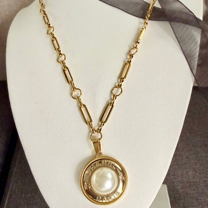 Collar artesanal ANAIDEIA, pieza hecha a mano por EOS UPCYCLING. Un regalo original para el cumpleaños de una mujer elegante. 
