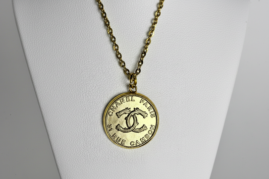 Detalle del botón CHANEL recuperado en collar artesanal ANTOQUIA creado por EOS UPCYCLING