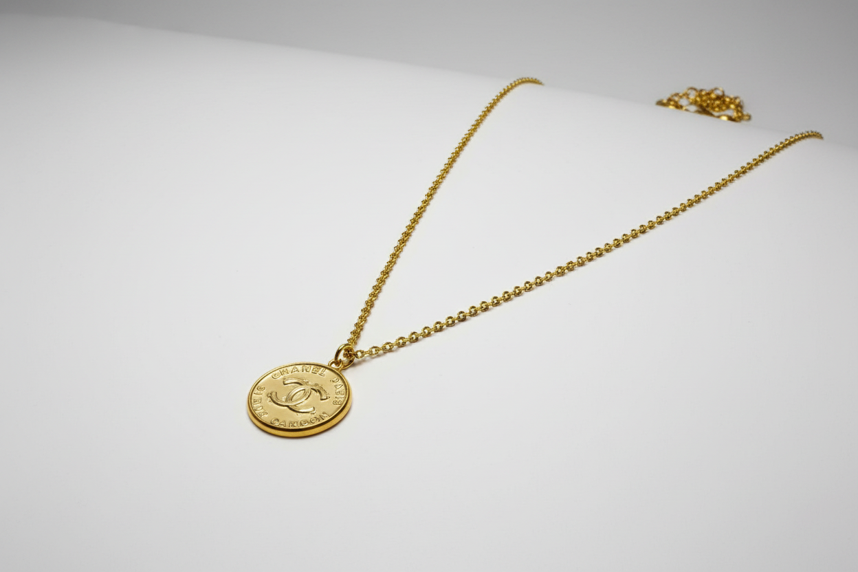 Joya artesanal ANTOQUIA con botón CHANEL recuperado