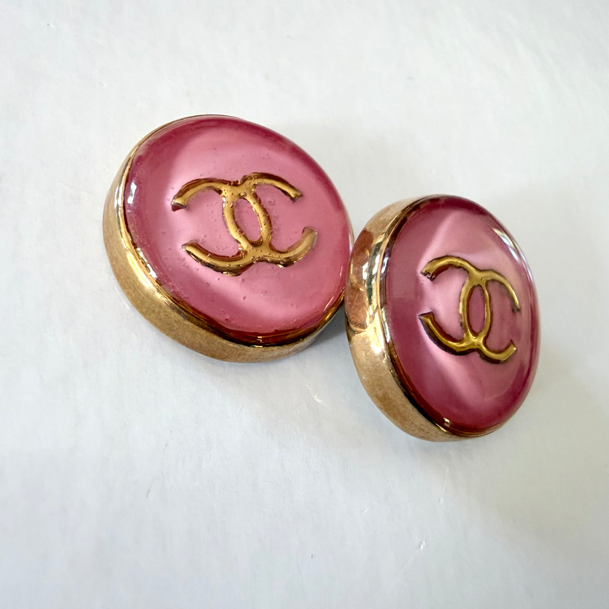 Botones recuperados de prenda de alta costura Chanel para darles otra vida en un collar hecho a mano. 