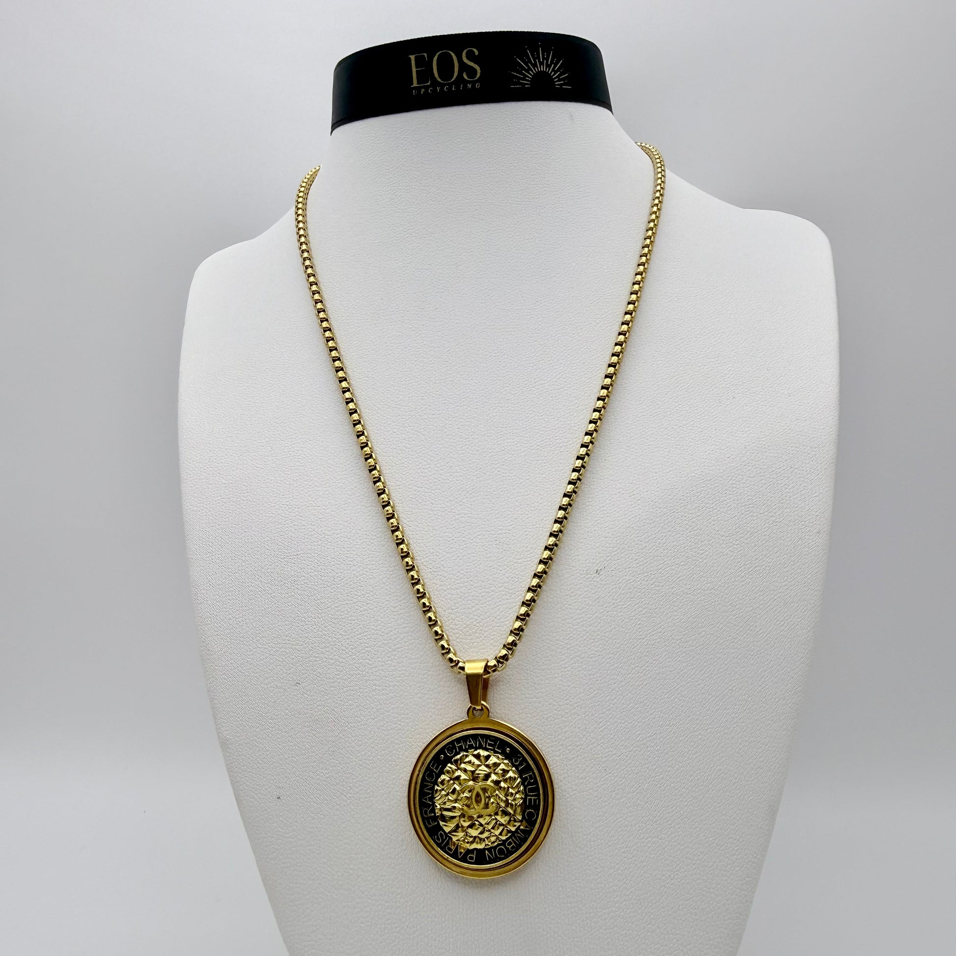Joya artesanal sostenible con botón CHANEL reciclado. Cadena veneciana redonda. 
